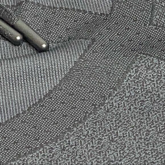 Under Armour NWOT gray theadborne seamless funnel neck heatgear top L - Picture 13 of 16